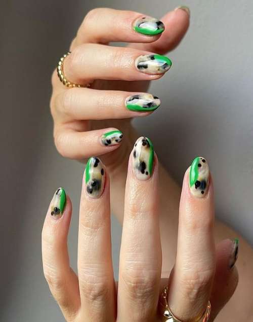 Design of strokes on nails: beautiful manicure ideas, new items