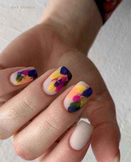 Design of strokes on nails: beautiful manicure ideas, new items