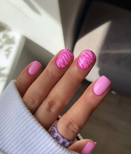 Imprimé zèbre rose sur les ongles