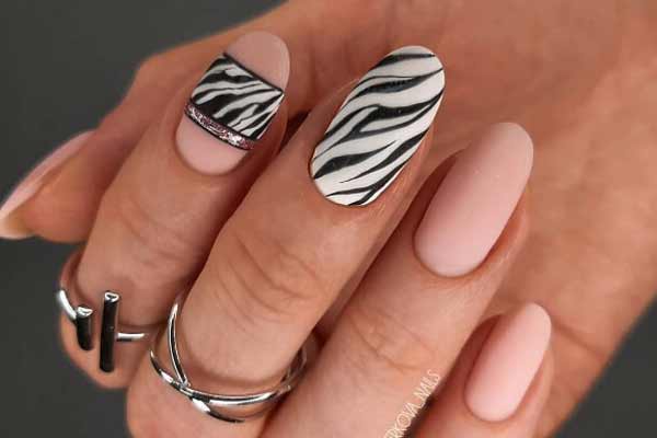 Fashionable manicure zebra print