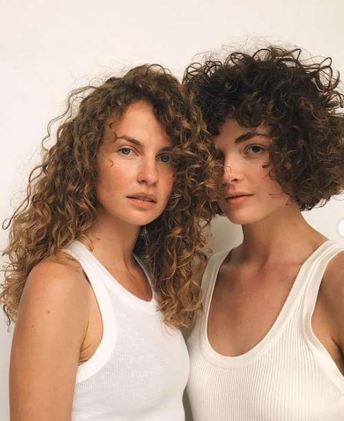 Coupes de cheveux à la mode 2021 pour cheveux bouclés: actualités, tendances, photos
