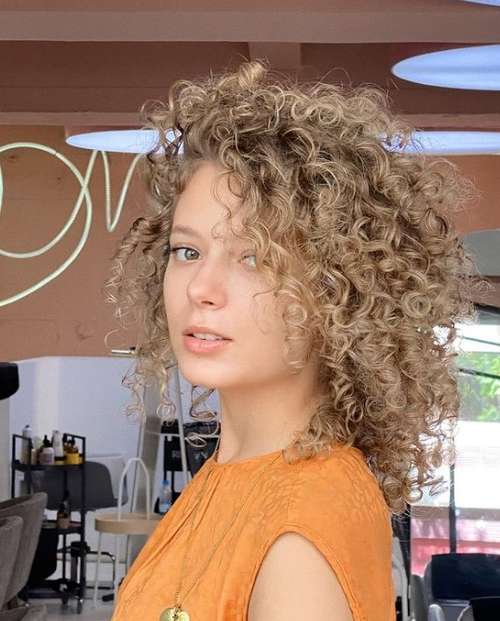 Coupes de cheveux à la mode 2021 pour cheveux bouclés: actualités, tendances, photos