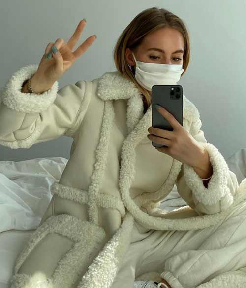 Manteau en peau de mouton blanc à la mode