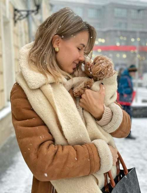 Fashionable sheepskin coats 2022: women's winter looks, trends, models