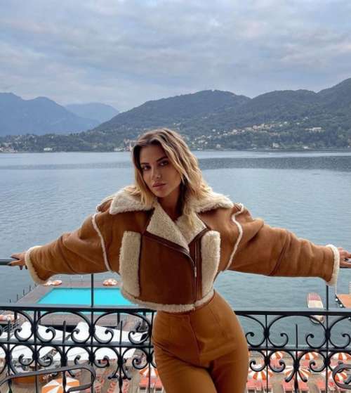 Fashionable sheepskin coats 2022: women's winter looks, trends, models