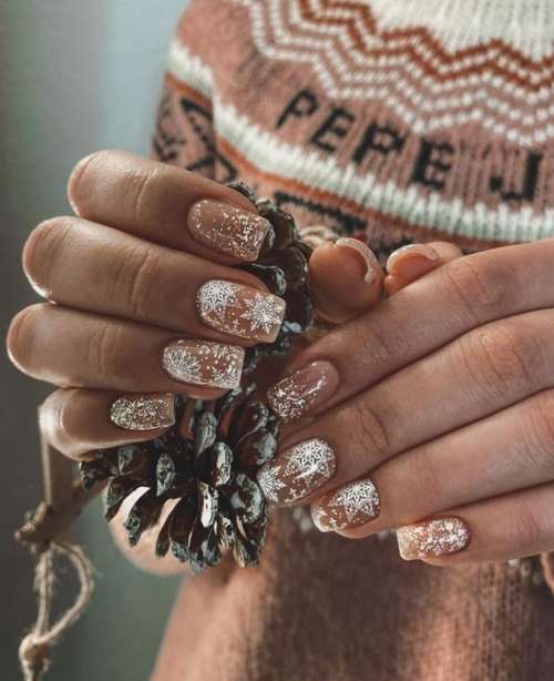 New Year's manicure 2022: elegant design, colors, ideas in the photo