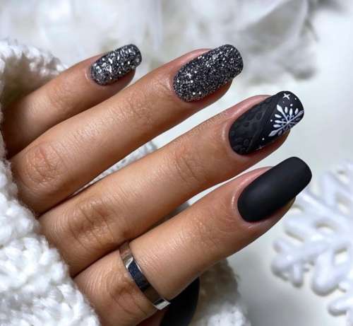 Black New Year's manicure photo