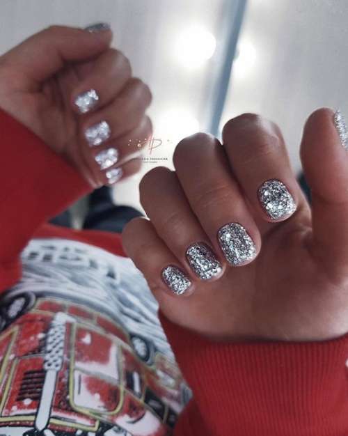 New Year's manicure 2022: elegant design, colors, ideas in the photo