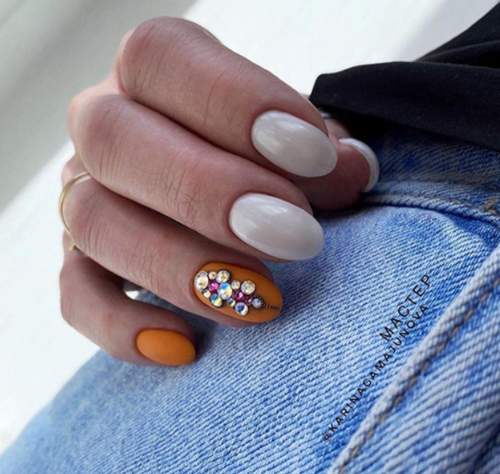 White manicure rhinestones