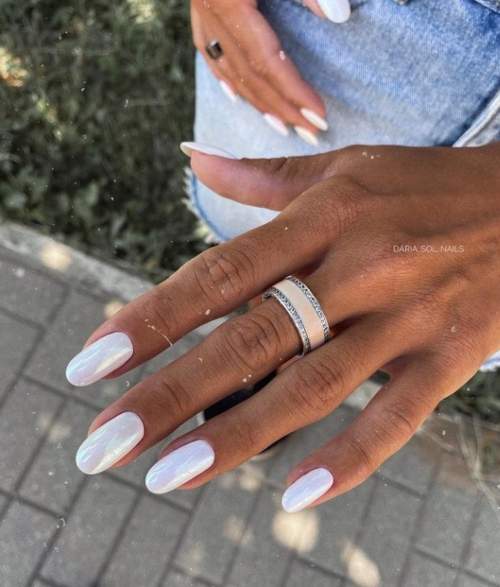 Manucure blanche pour ongles courts: nouveau design 2022, photo