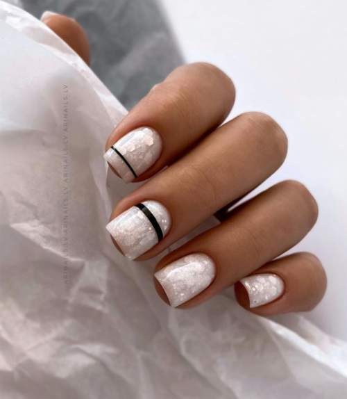 Des rayures noires sur des ongles blancs