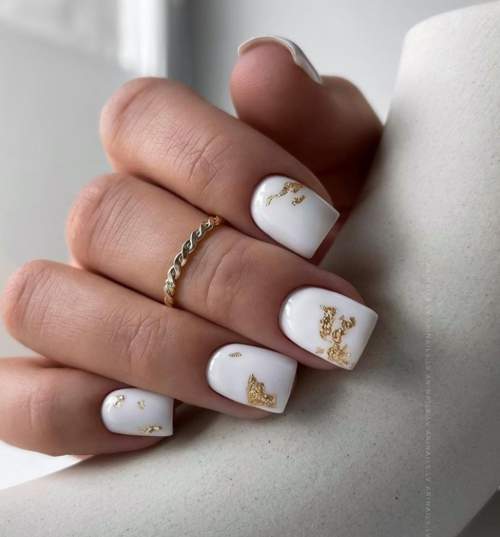 White manicure foil gold