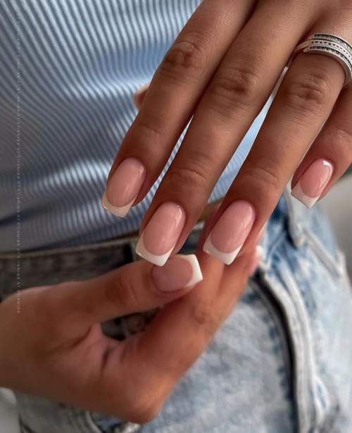 Manucure blanche pour ongles courts: nouveau design 2022, photo