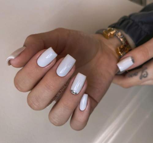 White manicure for short nails: new design 2022, photo