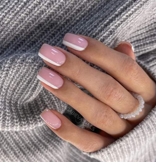 Manucure blanche pour ongles courts: nouveau design 2022, photo