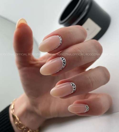 Nude manicure