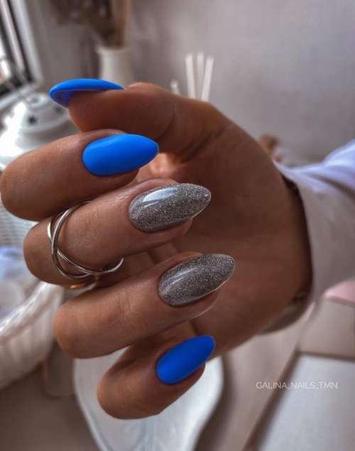 Blue manicure winter