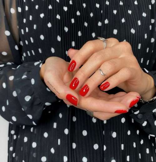 Red manicure winter